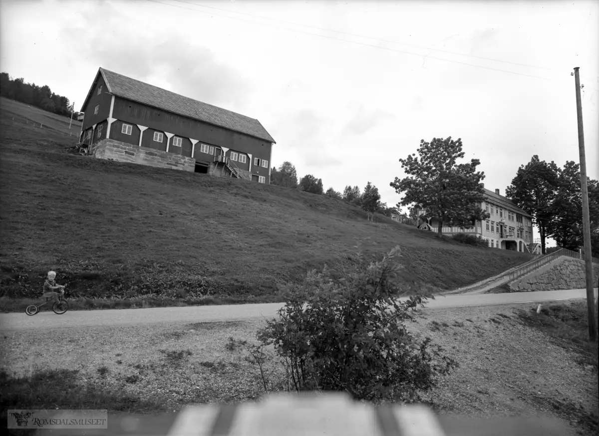 Skaffargarden, skysstasjon/Hotell på Eidsøra. Nr 2. "Gardsbilder for Nesset bygdebok". .(Bilder brukt i "Gards- og ættesoge for Nesset").