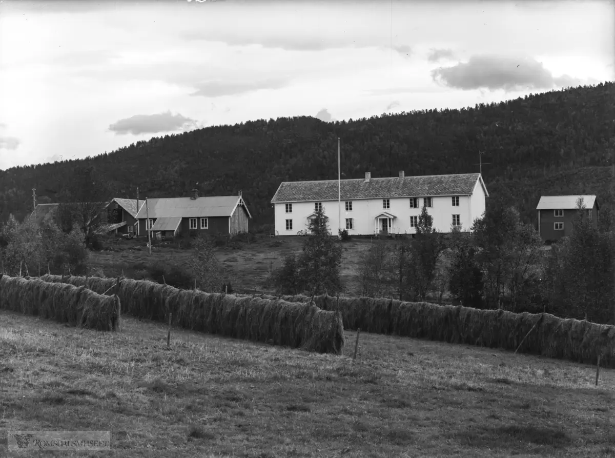 Lille Gussiås..Nr 3. "Gardsbilder for Nesset bygdebok". .(Bilder brukt i "Gards- og ættesoge for Nesset").