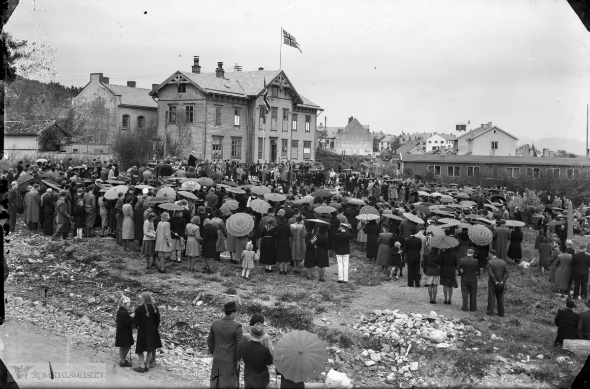 "Frigjøring 1945"..Den første gudstjeneste i Molde etter krigen, 17.05.1945. .Yrkesbrakke nr 3 ligger til høyre.