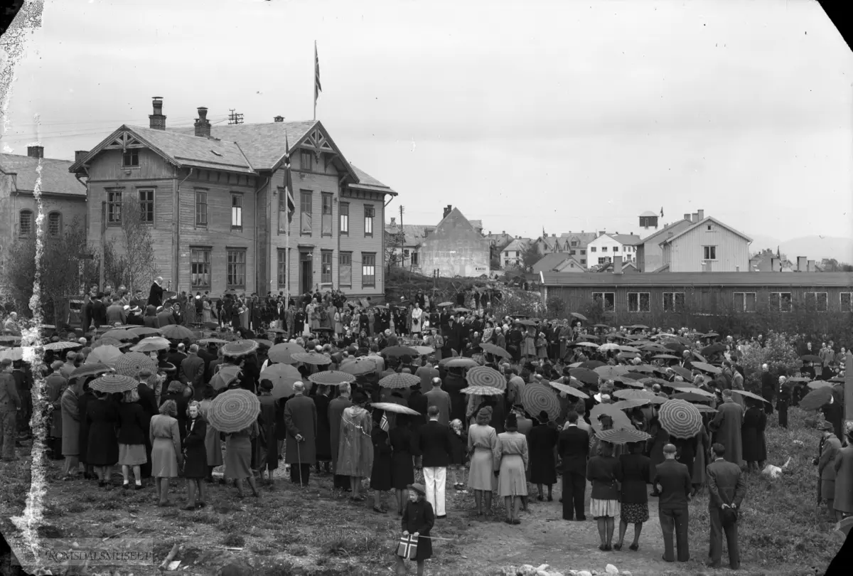 "Frigjøring 1945"..Den første gudstjeneste i Molde etter krigen, 17.05.1945. .Yrkesbrakke nr 3 ligger til høyre.