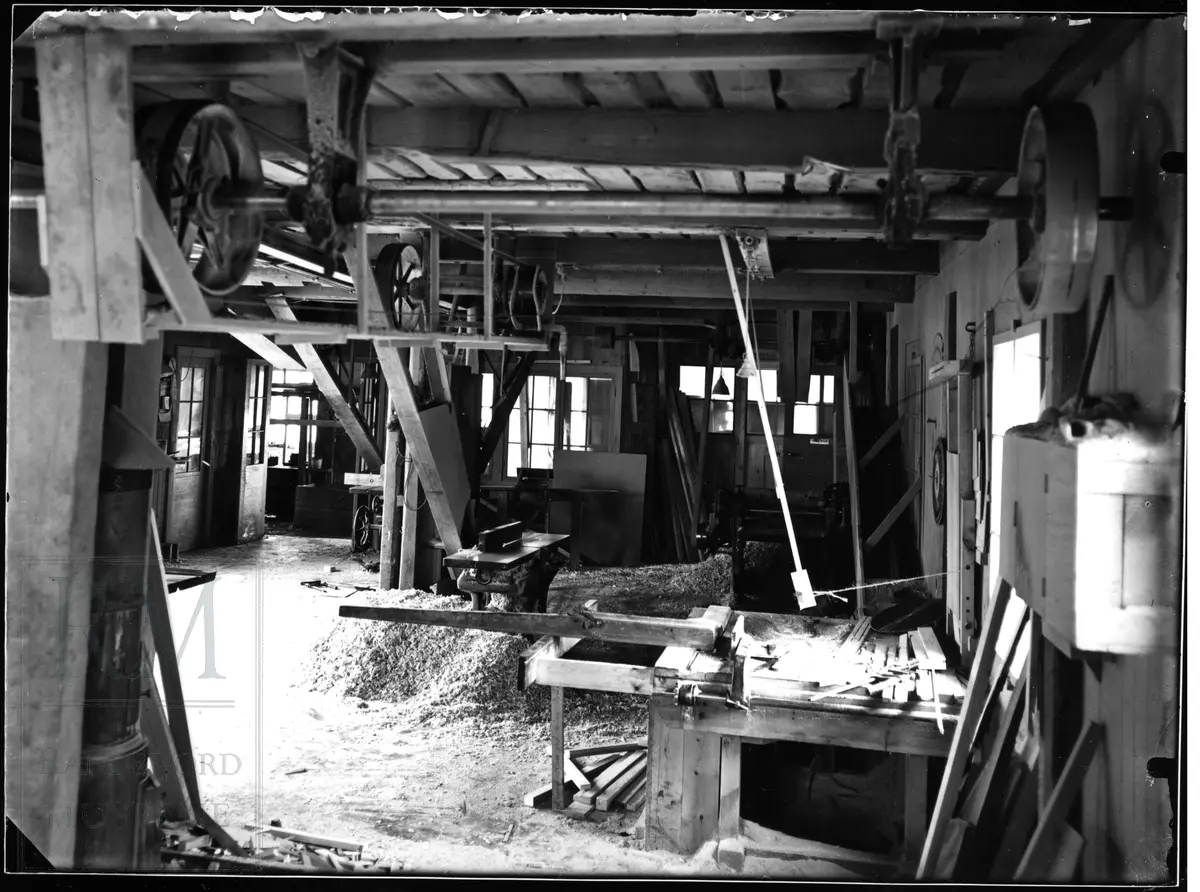 Interiør fra et snekkerverksted/trevarefabrikk.