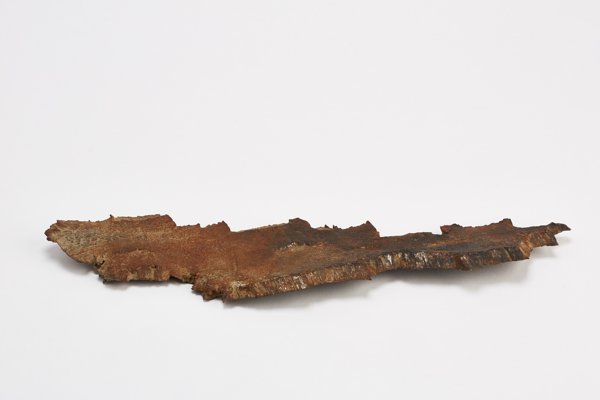 Bombesplinten stammer fra en av de bombene som ble kastet av de allierte over Kjeller flyplass natten til den 29. april 1944.  Bombepslinten ble funnet av en mann fra oslo, som av nysjerrighet hadde dratt til Kjeller etter bombingen. Her hadde han funnet bombesplinten.

Bombespliten er sterkt fliset opp og er i et tungt metall. På den ene siden står det risset inn i metallet som et minde: Kjeller Flypl. 29 - 4 - 1944.

Med en styrke på fire jagerfly bombet britiske Royal Air Force Kjeller flyplass, og de tyske fasilitetene der. Grunnet dårlig beregning og feilvurdering ble bomber også droppet over store deler av nærliggende Lillestrøm. Mange sivile hus ble truffet, 7 hus ble helt ødelagt og mange andre sterkt skadet. Total mistet 12 sivile nordmenn livet under angrept. Totalt ble 178,1 tonn bomber sluppet over Lillestrøm denne natten.