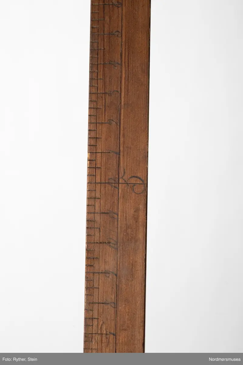 BESKR: Delt opp i 1/4",. 1/2", 1/1" og fot. (10 fots lengde). Messingbeslag i endene. 

OPPL: Se KM.03785.