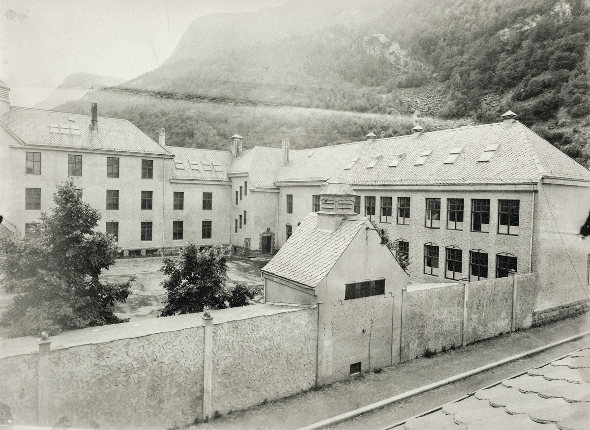 Odda barneskole og Bakkegata. 