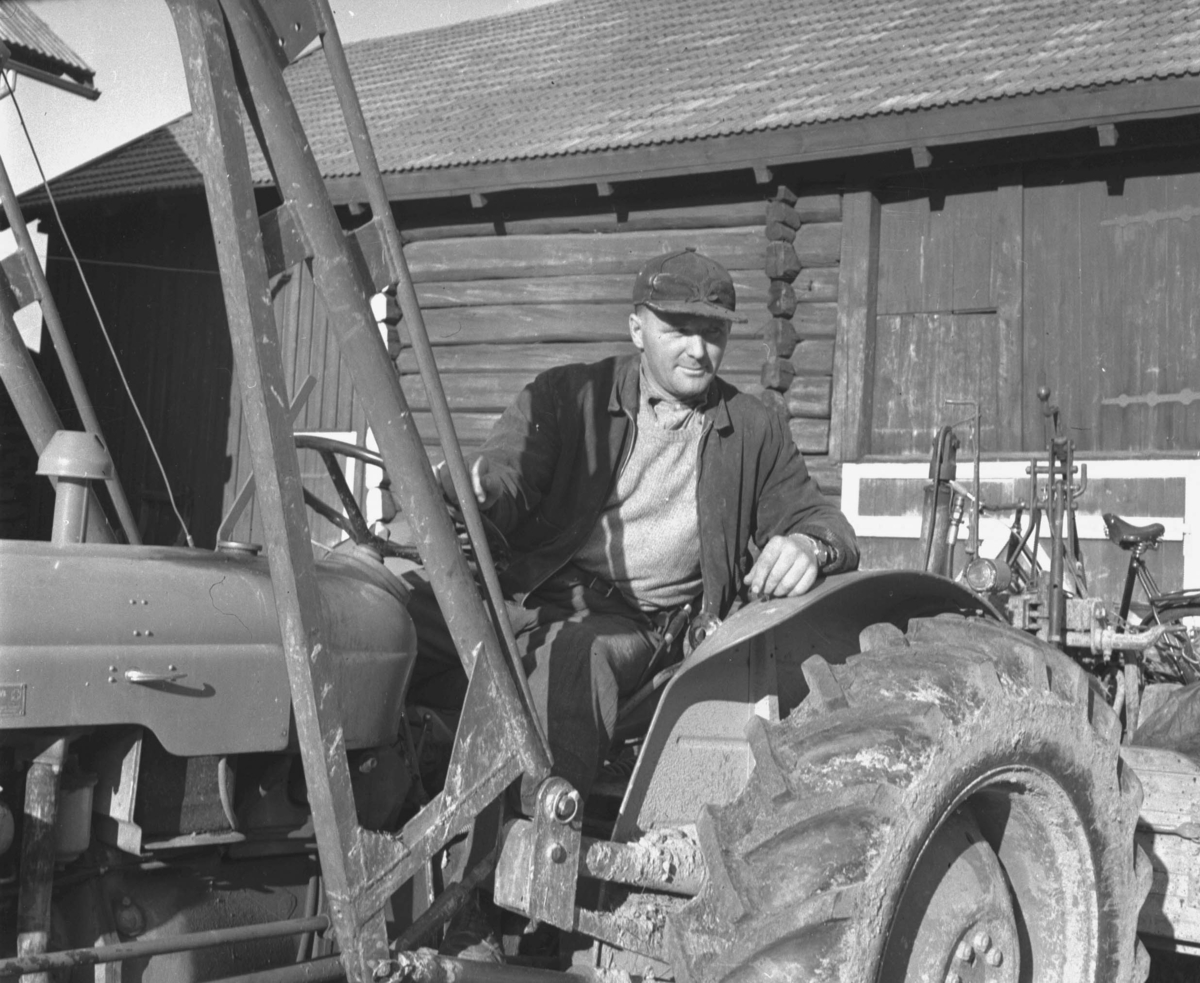 Tynset, Portrett, Mann sitter på traktor med Østerdalslue