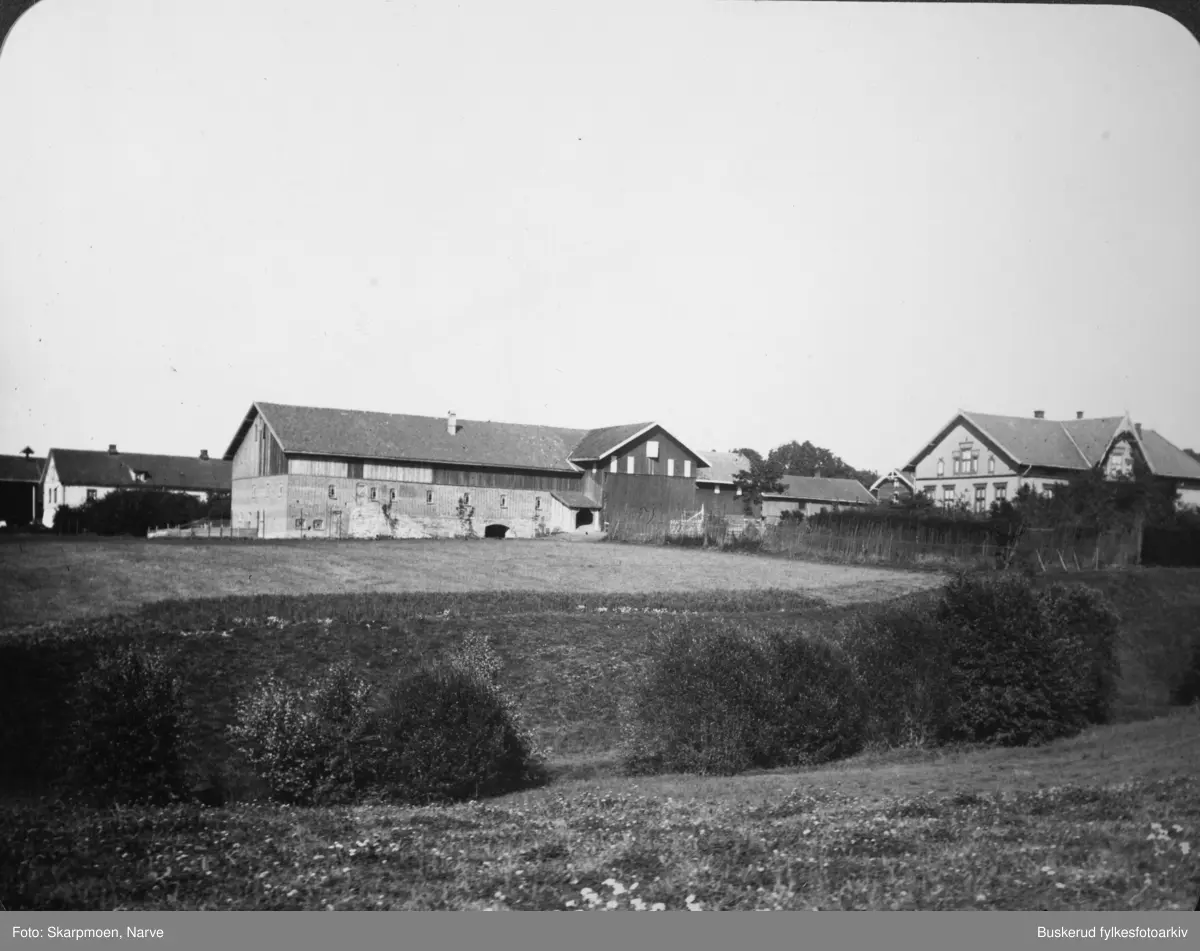 Løken gård i Hole. Løken ligger midt på ei slette. På den ene sida av sletta ligger Fekjær og Gjesval, på den andre sida ligger Rytteraker og Borgen.