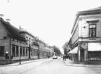 Bilden är tagen från Barnarpsgatan mot Rådhusparken i Jönköping. En spårvagn kör på Västra Storgatan.