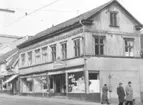 Västra Storgatan - Barnarpsgatan i Jönköping. I husen finns bland annat Central-Magasinet och en kiosk.