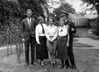 Grupporträtt vid Charles Lindberghs besök på F 2 Karlskrona flygstation i september 1933. Paret Lindbergh och Morrow-Lindbergh samt familjen Lindström. Från vänster Charles Lindbergh, fru Lindström, Anne Morrow Lindbergh, dotter till paret Lindström samt amiral Claes Lindström. Foto taget i Kungshusets trädgård vid Landbrogatan i Karlskrona.