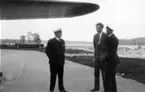 Charles Lindbergh i samtal med två högre militärer vid besök på F 2 Karlskrona flygstation på Stumholmen i september 1933.