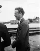 Profilbild av Charles Lindbergh i samtal med en svensk militär vid besök på F 2 Karlskrona flygstation på Stumholmen i september 1933.