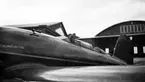 Charles Lindbergh sitter i sjöfllygplan Lockheed 8 Sirius ''Tingmissartoq' vid slipen på F 2 Karlskrona flygstation på Stumholmen i september 1933.