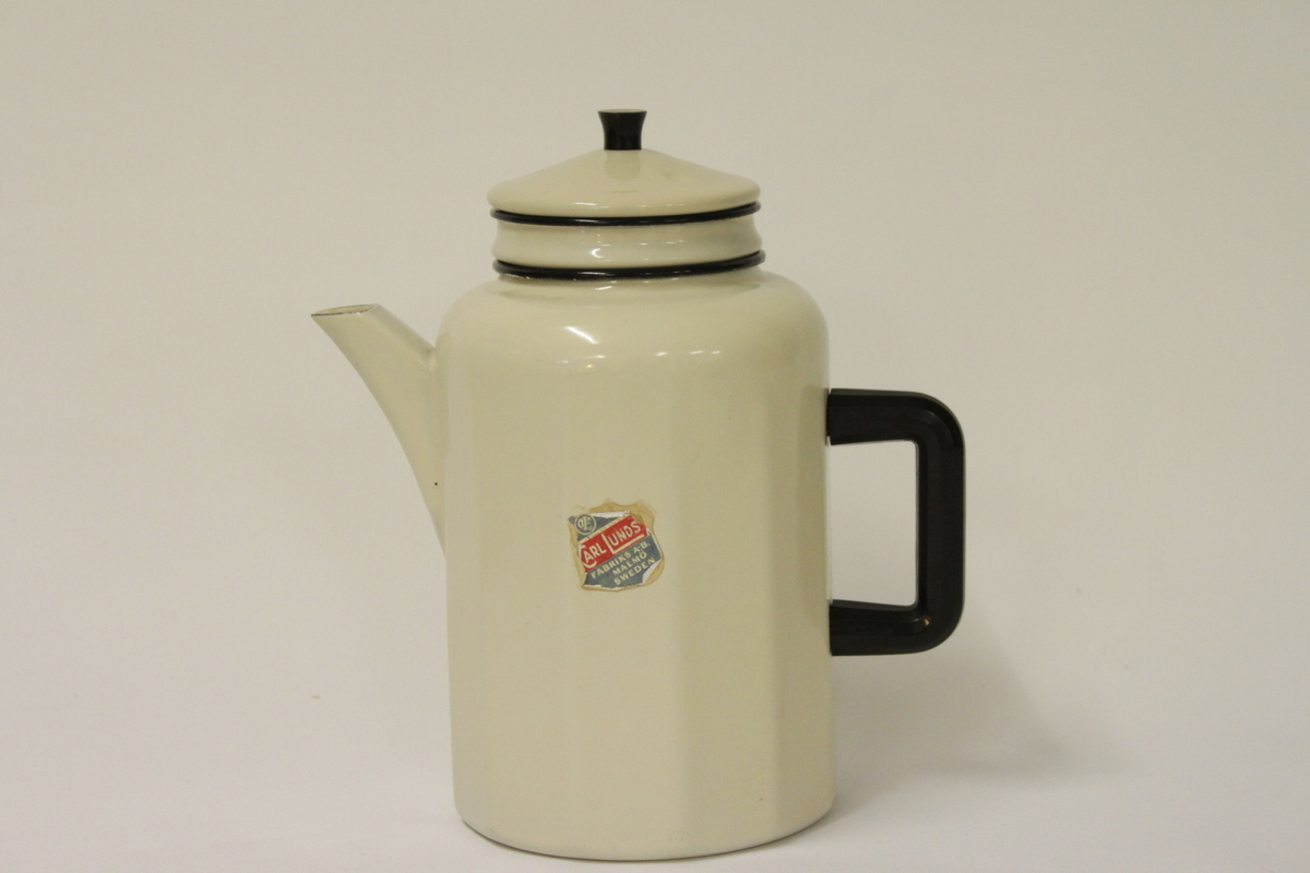 Emaljerad kaffepanna beige med insats för tygfilter.