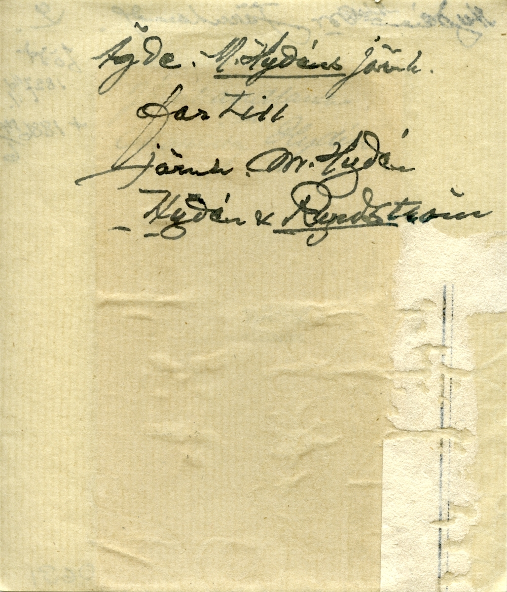 Porträtt av järnhandlaren i Linköping, Alexander Mauritz Hydén. Från 1858 gift med Hilma Hedvig Theresia, född med det för paret passande efternamnet Jernstedt. Makarnas son Mauritz kom sedermera att överta rörelsen och i kompanjonskap bilda den för äldre linköpingsbor så välkända firman Hydén & Rundström.