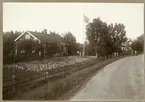 Västerfärnebo sn, Sala kn, Salbo.
Vajande unionsflagga utanför Salbo skola, 1916.