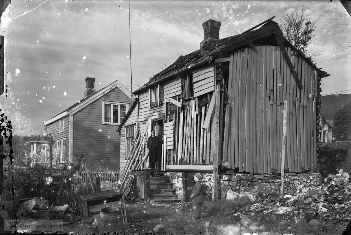 Molde, Øvre veg, Hus nr 10 bak. Huset til Sivert Andreas Hoel f.13.03.1882 og Martha Karine Severine Hoel f.08.06.1882.. Etter bombingen dro flere fra familien opp til hytta i Moldedalen...Huset skal være bygd av Arne Hoel.