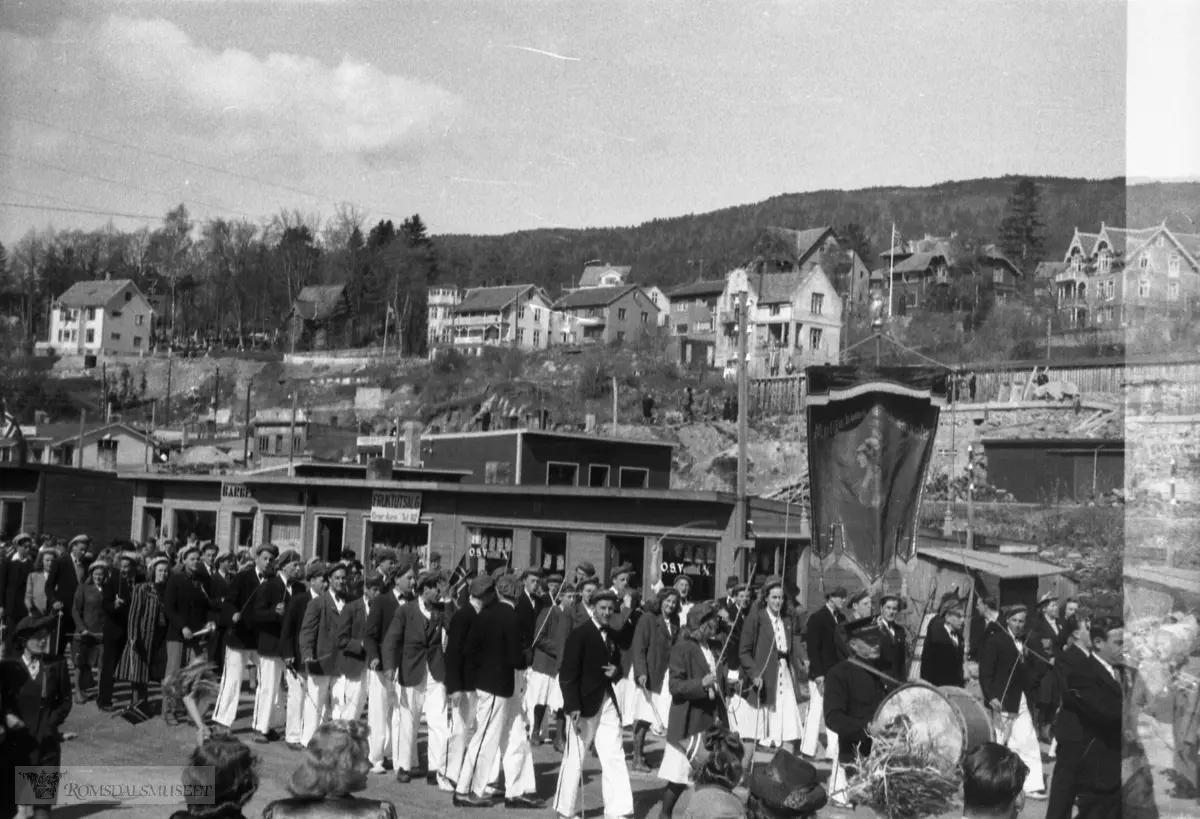 17 mai 1946..Russen går under fana til Molde kommunale høgre almenskule.