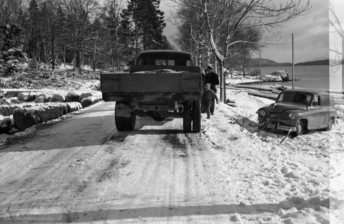 "kollisjon 1957 ved Retiro" .Bilen med reg nr T-2191 er en Standard Vanguard varebil årsmodell 1950-53.