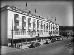 Alexandra Hotell..Fra venstre: Opel Six 1935-36..Opel Olympi