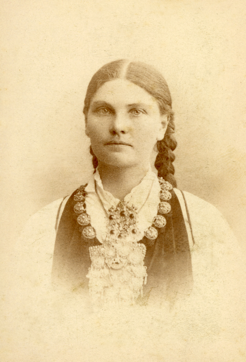 Portrettfoto av Anne Staurheim, fødd Tinne