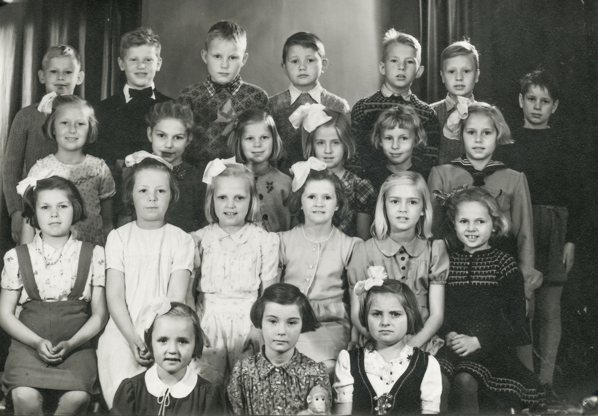 Klassefoto frå Odda barneskole. Tidstypiske klede kan tyda på 1950-talet.
