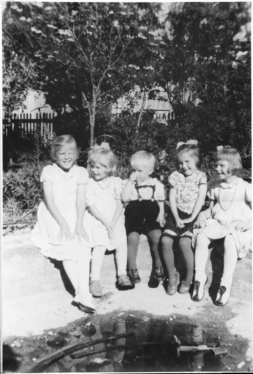 Barn i hagen på Uthaugsgården, Ørlandet