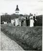 Västerfärnebo sn, Sala kn, Västerfärnebo.
Tågande brudpar och gäster efter bröllop i Västerfärnebo kyrka, 1948.