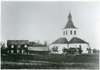 Västerfärnebo sn, Sala kn, Västerfärnebo.
Tingsplatsen och Västerfärnebo kyrka, 1872.