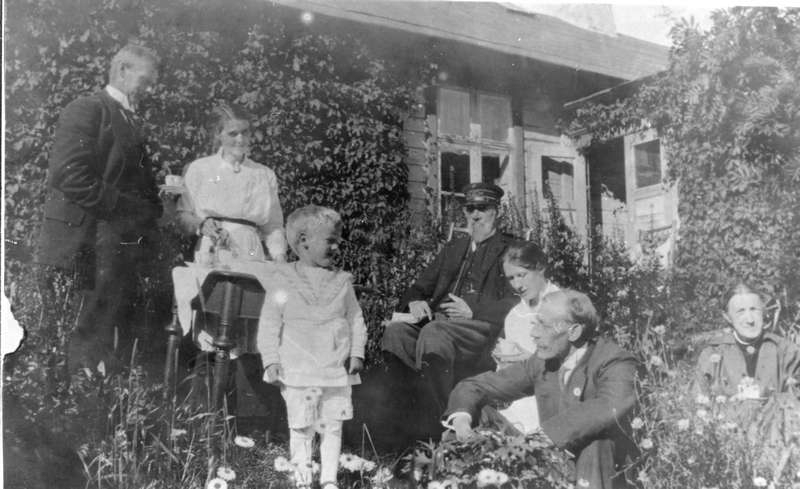 Familien Falch ute i hagen på Nyborg på Stø i Øksnes