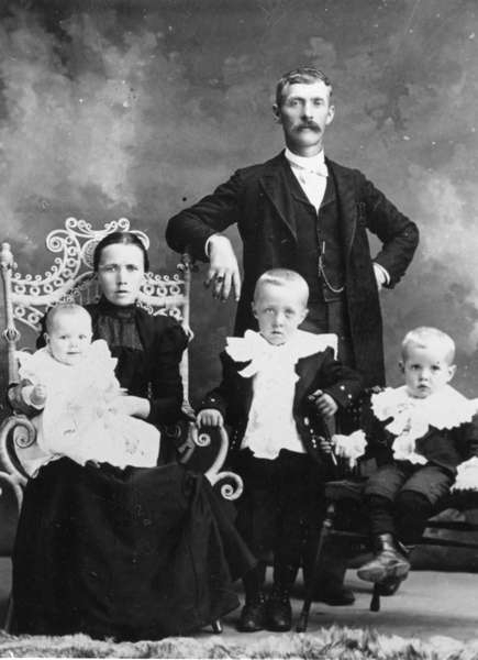 Familieportrett av Anton Kristian Falck Jentoft og hustru Øllegård Elida Pettersdatter med tre av deres barn. 