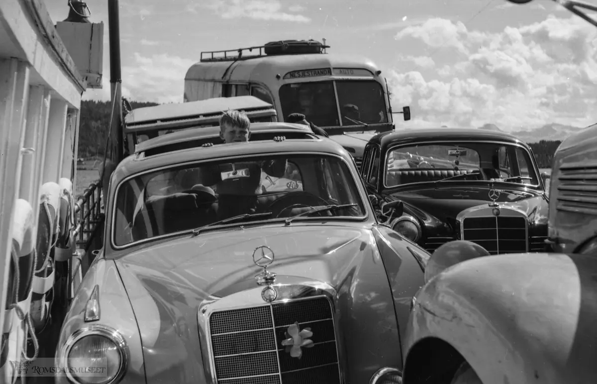 "umerket film".Nesjestranda auto buss i bakgrunnen..Ombord i fergesambandet Lønset-Grønnes. Grønneset i bakgrunnen.