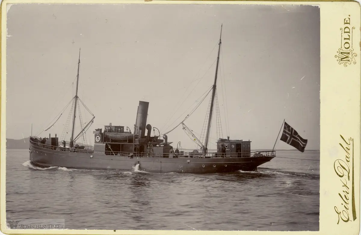 "Haalogaland. Bildet er tatt utenfor Bud tirsdag 01.09.1896".Haalogaland har på dette bildet Polarskuta "Fram" på slep.Se R.Fot.81250. .I 1896 slepte den polarskuta Fram fra Tromsø til Oslo der det var stor mottakelse av den med mannskap og Frithjof Nansen.