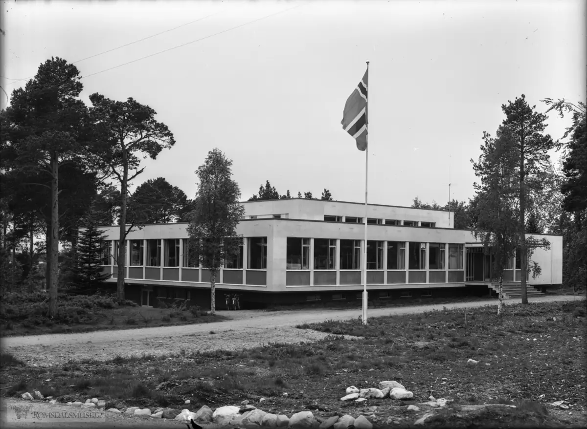 "Møre og Romsdaal Husflidskole på Kviltorp" Møre og Romsdal husflidsskole kom i gang på Kviltorp i 1948. Skolen hadde fra 1972 1-årig kurs i søm, vev og dessuten tilbud for aktivitetsledere, halvårskurs i tekstilforming og i forming. Fra 1976 tilbydde skolen skolegang i tegning/form og farge. I 1977 fikk skolen andreårskurs i forming, søm, veving og aktivitørutdanning. I 1979 skifta skolen navn til Kviltorp videregående skole.