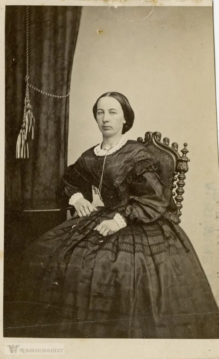 Sophie Christiane Knudtzon f.29.03.1834 i Kristiansund..Saras Michael Iddeus Lossius f.1833 i Hemne d.1901 hadde 5 koner. Ei av disse var Sophie Christiane. .Sophie var datter av kjøpmann og stortingsmann William Leslie Knudtzon og kone Margareta Christine Kaasbøl Greve. Hun ble gift i 1860 (Kr.sund) med kjøpmann Saras Michael Iddeus Lossius f.1833 i Hemne. De fikk fire barn.