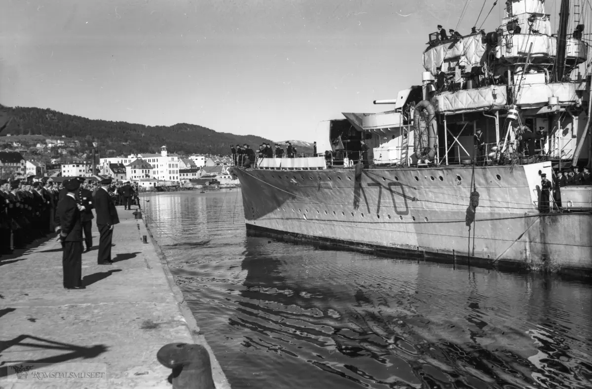 Kongebesøk i Molde 26.08.1945..Den britiske jageren HMS Mackay (I70)(D70)..(se Oddbjørn Harnes: Med Kongefamilien gjennom Romsdal, 1906-1982 side 88-97)