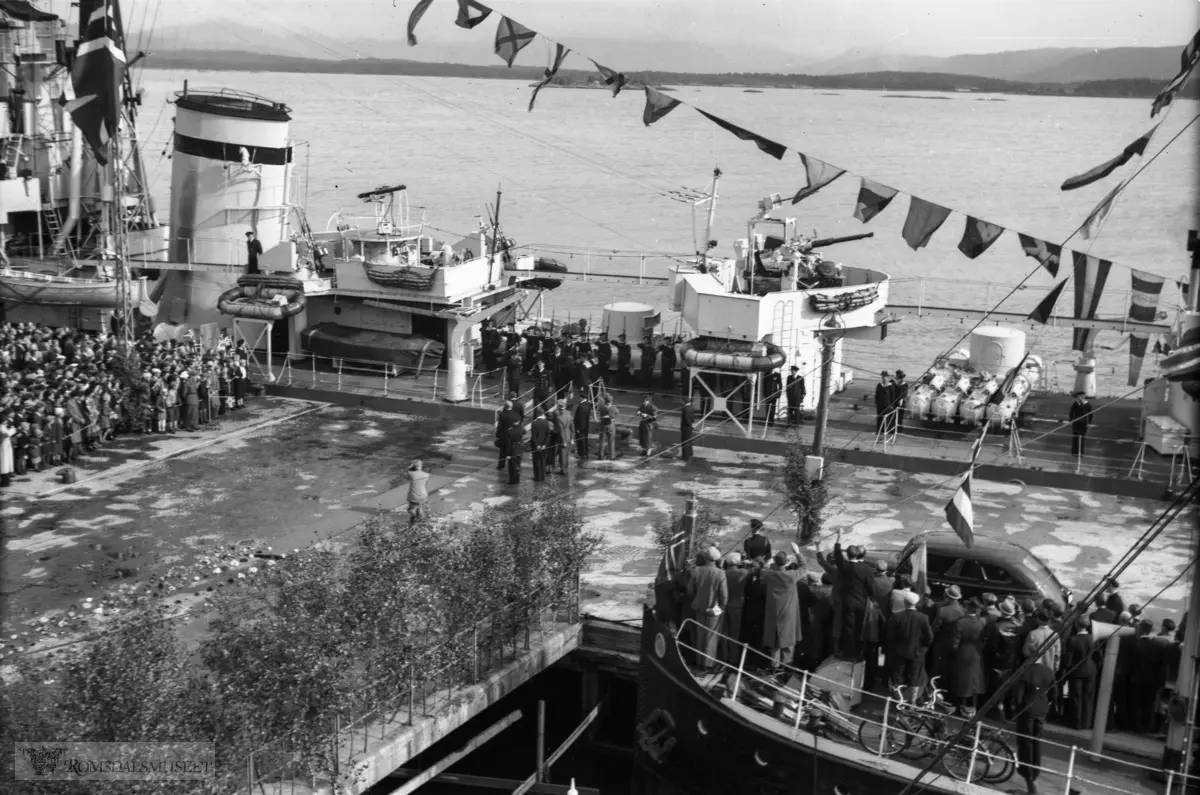 Kongebesøk i Molde 26.08.1945..Marinefartøyet er den norske Jageren Stord som tjente som Kongeskip på denne tiden..Bildet er tatt like etter Inventarnr R.Fot.40995, som viser jagerens standernummer..(se Oddbjørn Harnes: Med Kongefamilien gjennom Romsdal, 1906-1982 side 88-97) Nr.96