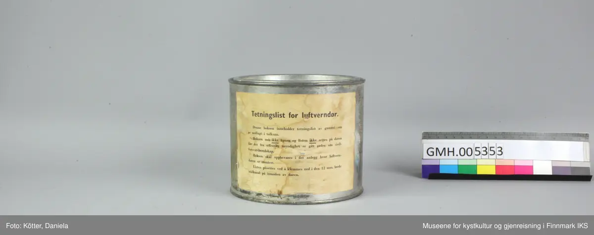 Tetningslisten befinner seg i en hermetikklignende blank og sylindrisk metallboks. På sida er det pålimt et papiretikett med retningslinjer for bruk.