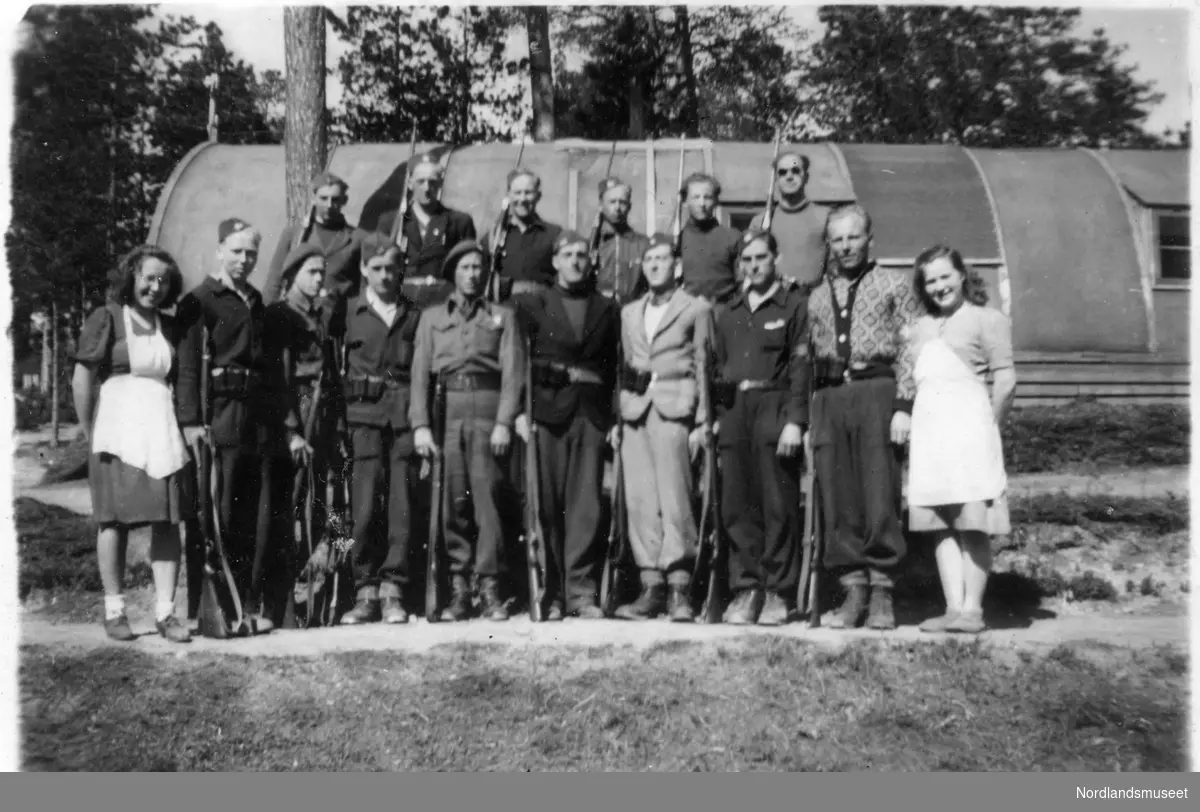 Foto fra fangeleiren i Botn i Saltdal sommeren etter frigjøringen. Oskar Ludviksen nr. tre fra venstre.