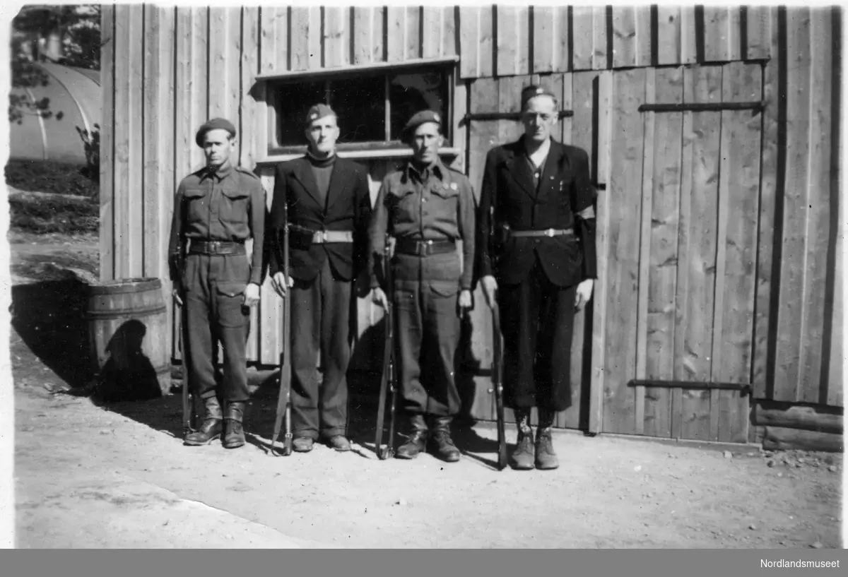 Foto fra fangeleiren i Botn i Saltdal sommeren etter frigjøringen. Oskar Ludvigsen til venstre.