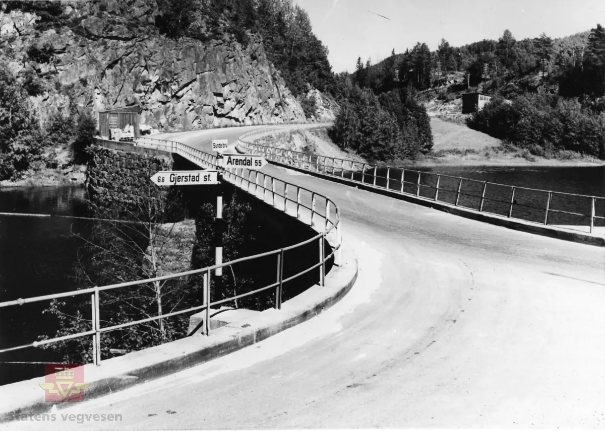 Sunde bru, fv. 76, Gjerstad. Bjelkebru oppført 1936. Vegkilt mot Gjerstad st. og vegskilt mot Arendal.