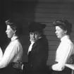 Harriet Löwenhjelm omgiven av Eva och Marianne Mörner.