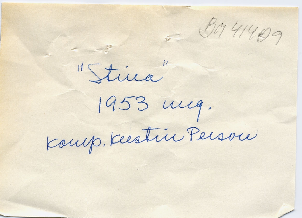 Bomullstyg, 1953.
Klänningstyg på 75 cm bredd.
Kvalitet Stina
Grått tryck på vit botten. Tvärgående staplar, rektanglar där vissa är delade på diagonalen så att de bildar en avsmalnande ruta.
Rapport: 35,5 x 16 cm
Antal tryckfärger: 1
Valstryck
Pigmenttryck