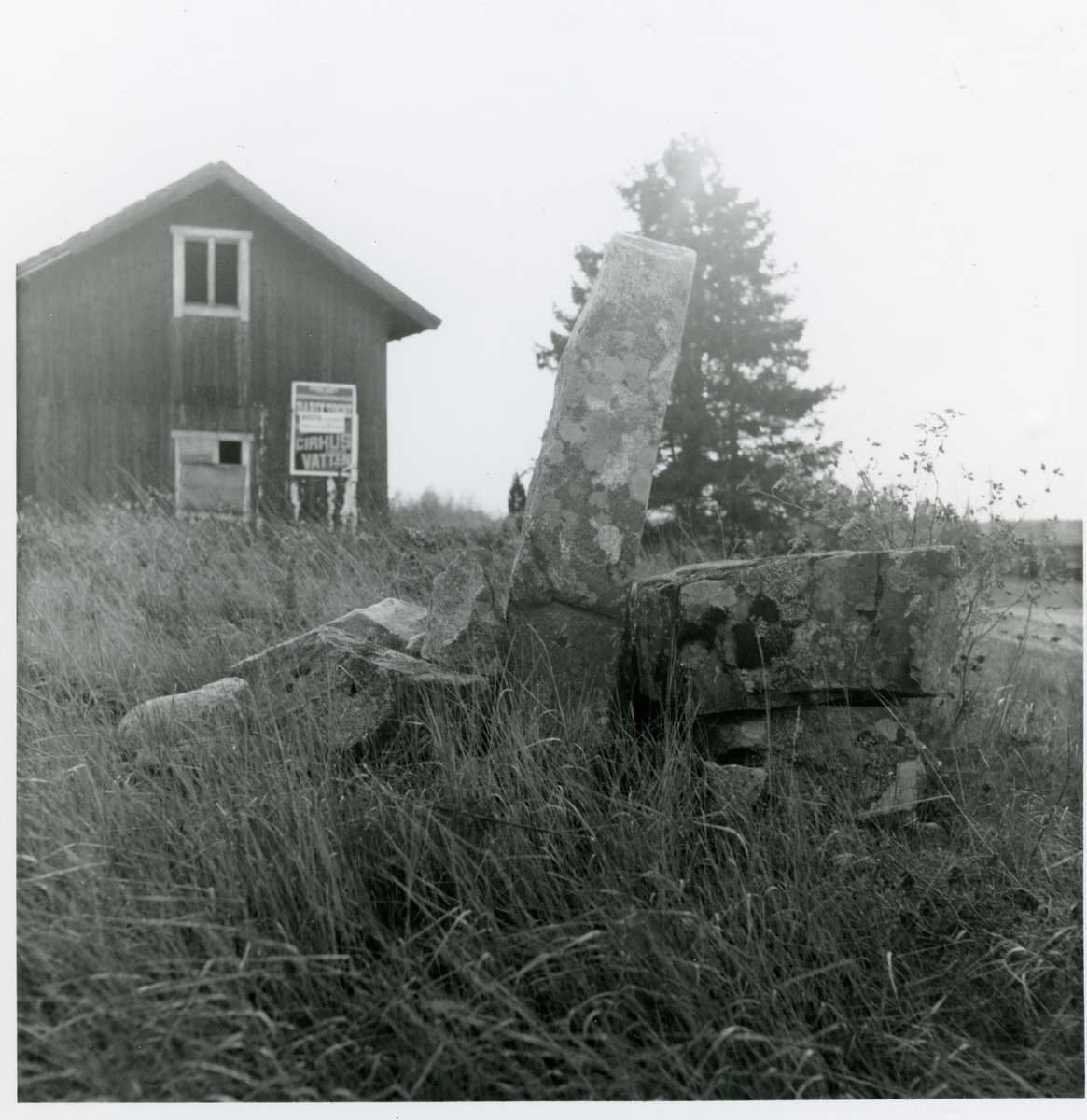 Västerfärnebo sn, Sala kn, Hörnsjöfors.
Hörnsjöfors 1:5. Milstolpe och fundament. 1971.