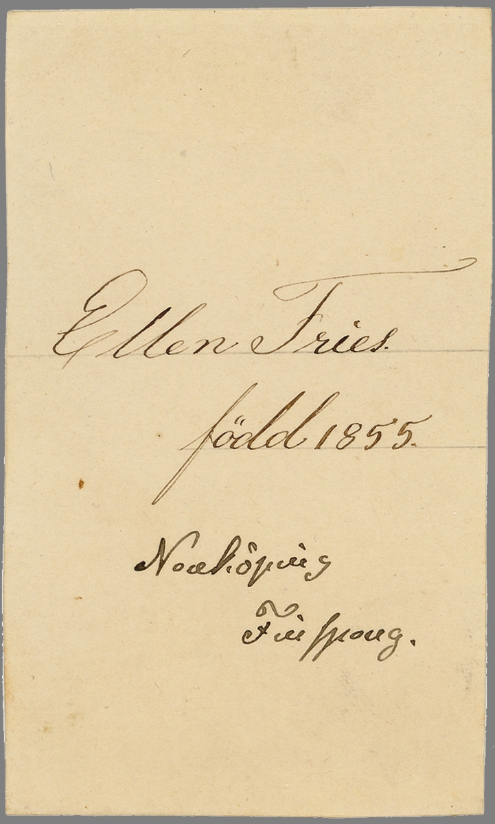 Porträtt av flickan Ellen Fries. Enligt påskrift född 1855 och därmed tolkat vara barndomsbild av Sveriges första kvinnliga filosofie doktor i historia.
Fotografiet är sänt till författaren Carl Anton Wetterbergh, mest känd under pseudonymen Onkel Adam. Skälet till försändelsen har rimligtvis varit Wetterberghs utgivning av Sveriges första barntidning Linnea under åren 1862-72.