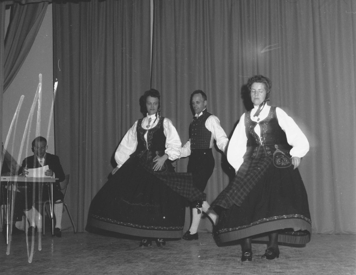 Vingelen, Samfunnshus, Fjellheim, Østerdalsringen, Bunad, Personer danser