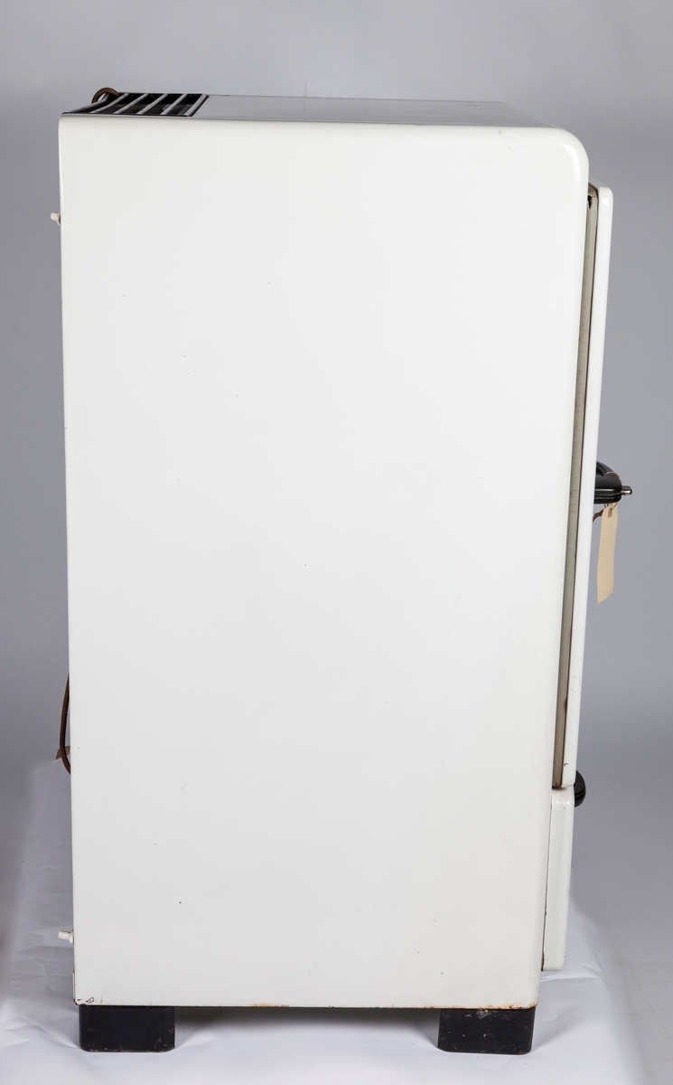 FHM.11613aKjøleskap fra KPS-fabrikken i Sarpsborg. Isterningboks og underskuff.
FHM.11613b: Isterningboks 9x21cm
FHM.11613c: Dryppskål 15x30cm
FHM.11613d: Hylle 
FHM.11613e: Hylle