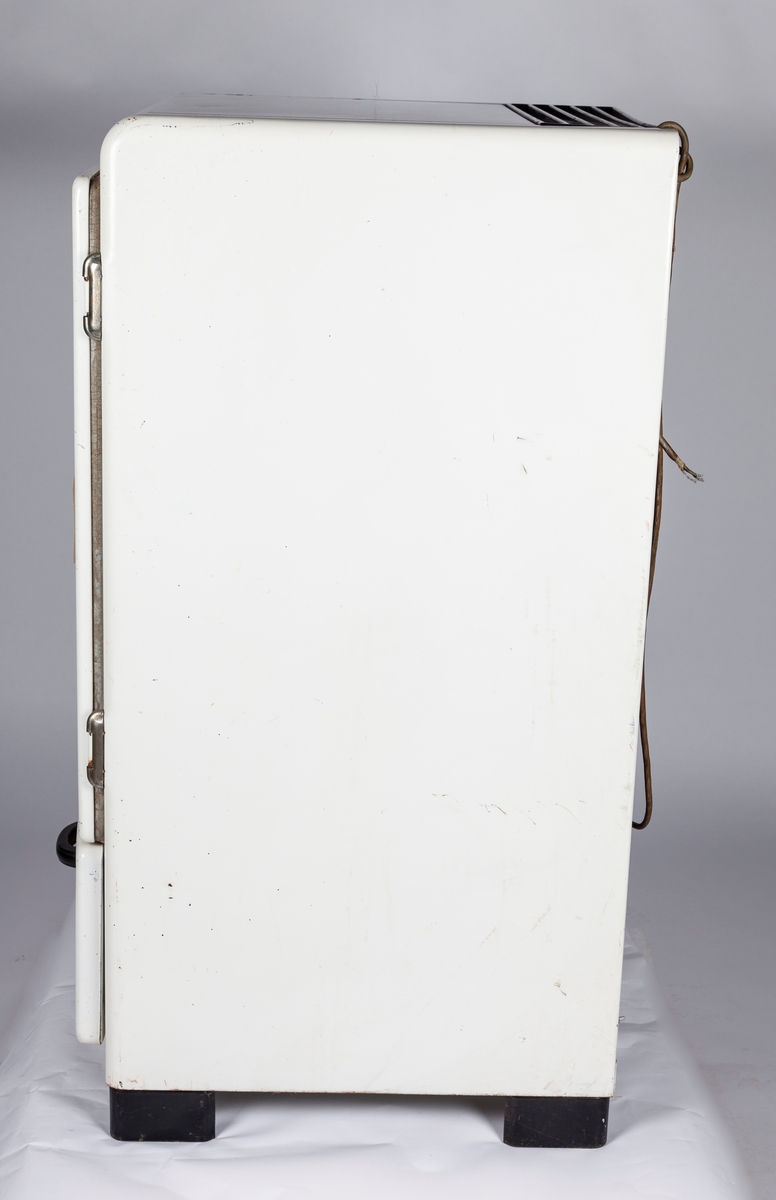 FHM.11613aKjøleskap fra KPS-fabrikken i Sarpsborg. Isterningboks og underskuff.
FHM.11613b: Isterningboks 9x21cm
FHM.11613c: Dryppskål 15x30cm
FHM.11613d: Hylle 
FHM.11613e: Hylle