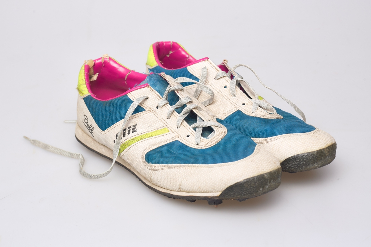 Et par idrettssko med pigger under sålen, og snøring. Antatt brukt til friidrett.