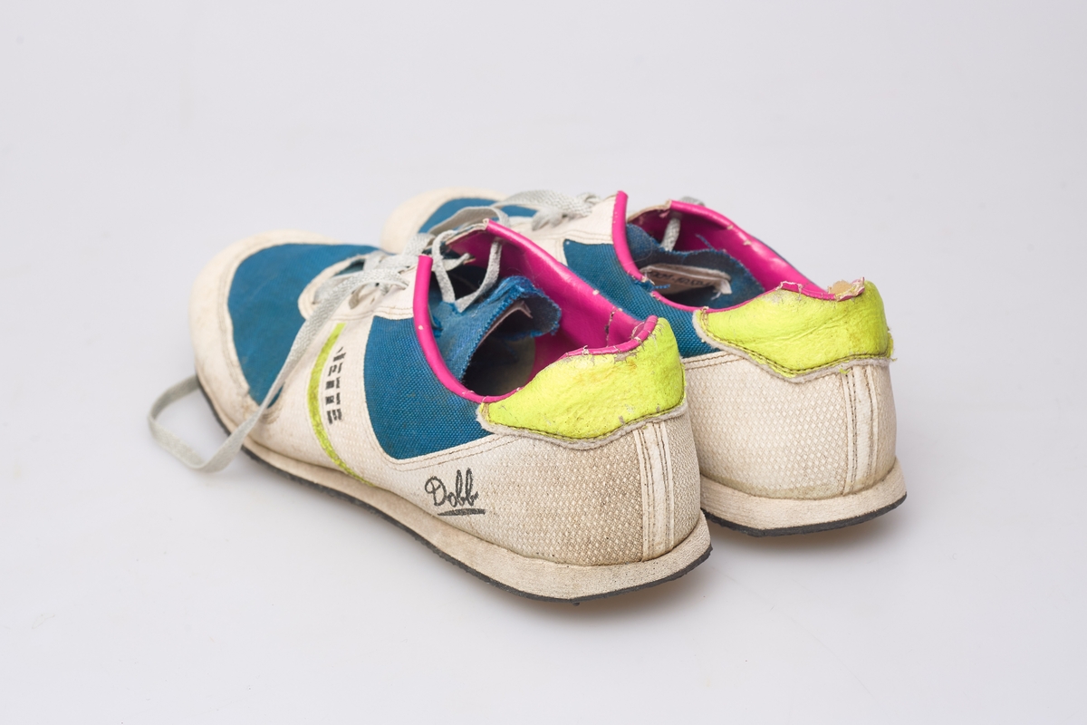 Et par idrettssko med pigger under sålen, og snøring. Antatt brukt til friidrett.