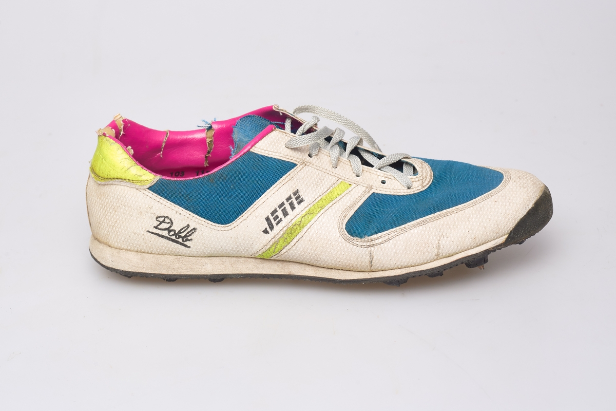 Et par idrettssko med pigger under sålen, og snøring. Antatt brukt til friidrett.